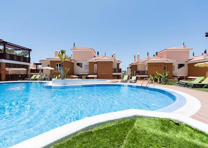 Beautiful Flat With Heated Pool Near The Beach