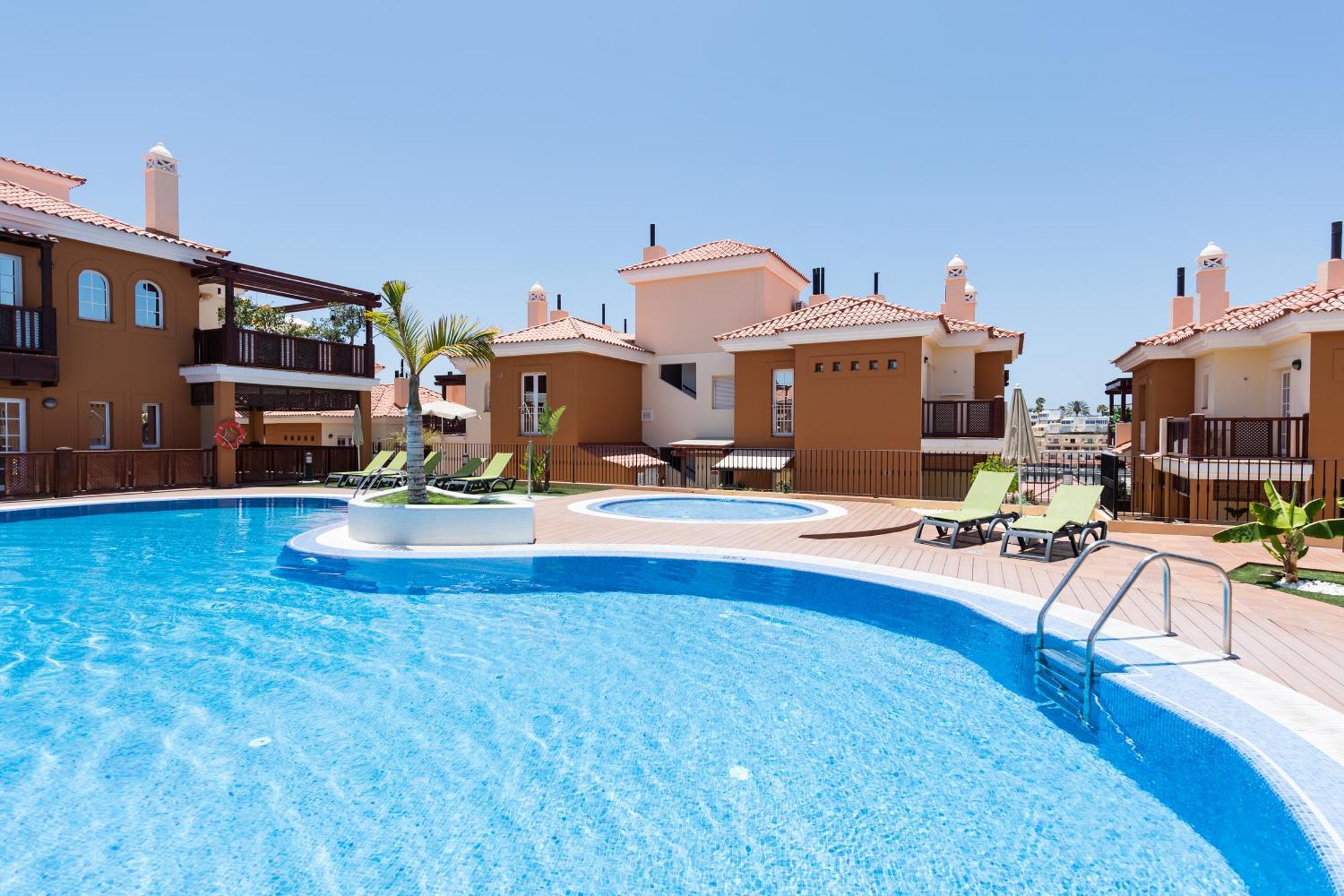 Apartamento Beautiful Flat With Heated Pool Near The