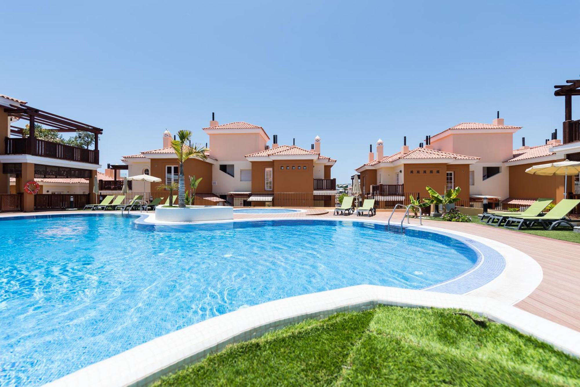 Beautiful Flat With Heated Pool Near The